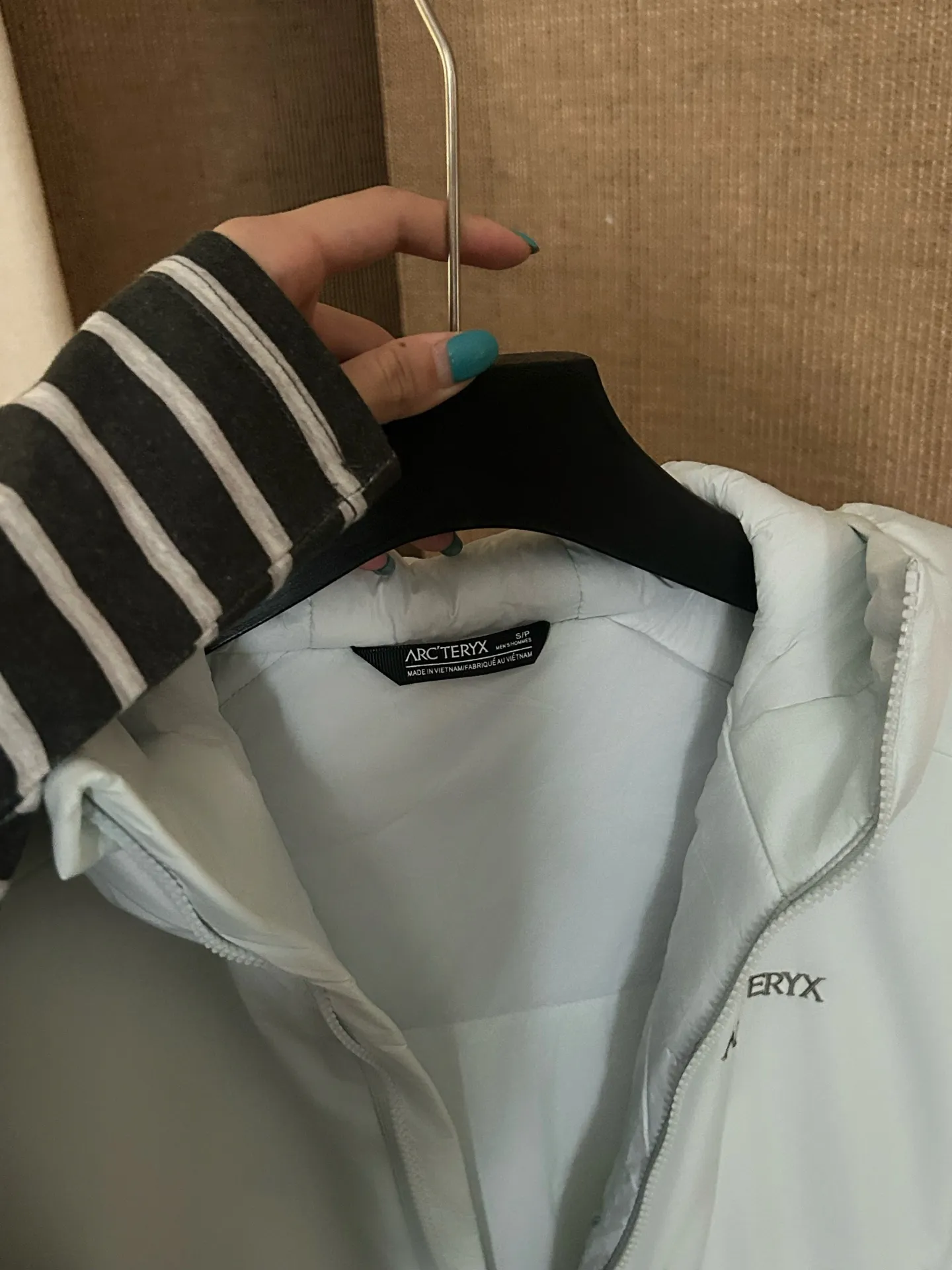 【Arcteryx Atom Hoody 】 : Arcteryx， ， ， 。 ， ， 。 ，Arcteryx ， 。Quality、 ， 。 ， + : ✅ 100% ，Tyono 30 ， ， ✅ ， Wear-Resistant Breathable ✅ ， ， ✅ ， ， ， ✅ 、 ， ， ✅ logo ， ✅ YKK， ✅ ：Coreloft TM Continuous 65 ， ✅（65g/m 2) : ，Breathable ，ATOM Coreloft TM Continuous ， ， ， ， Wear-Resistant ， ， ， 。